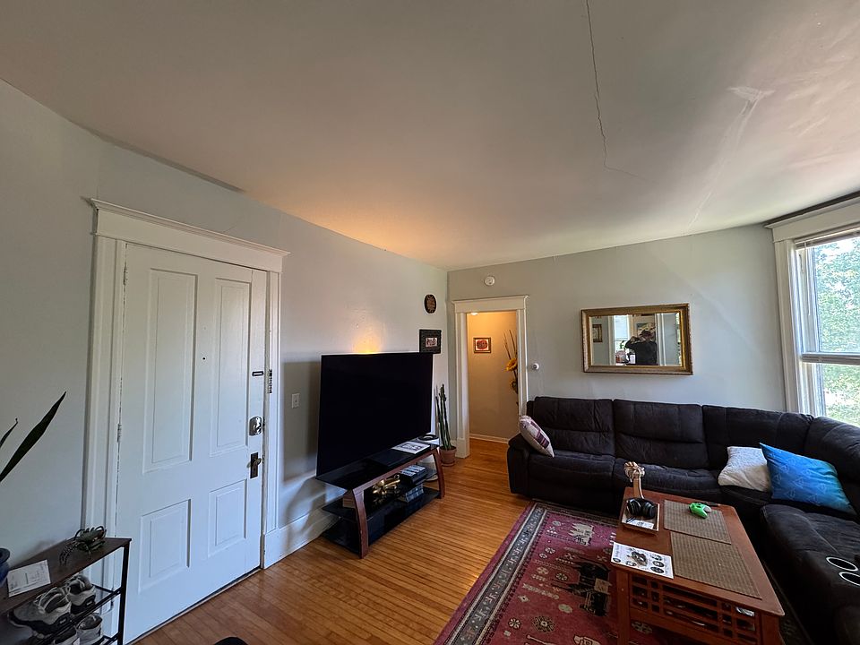 1st image of 129 Lafayette Ave NE APT 4