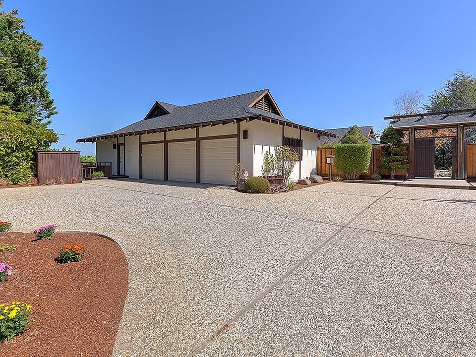1st image of 737 Jacaranda Cir