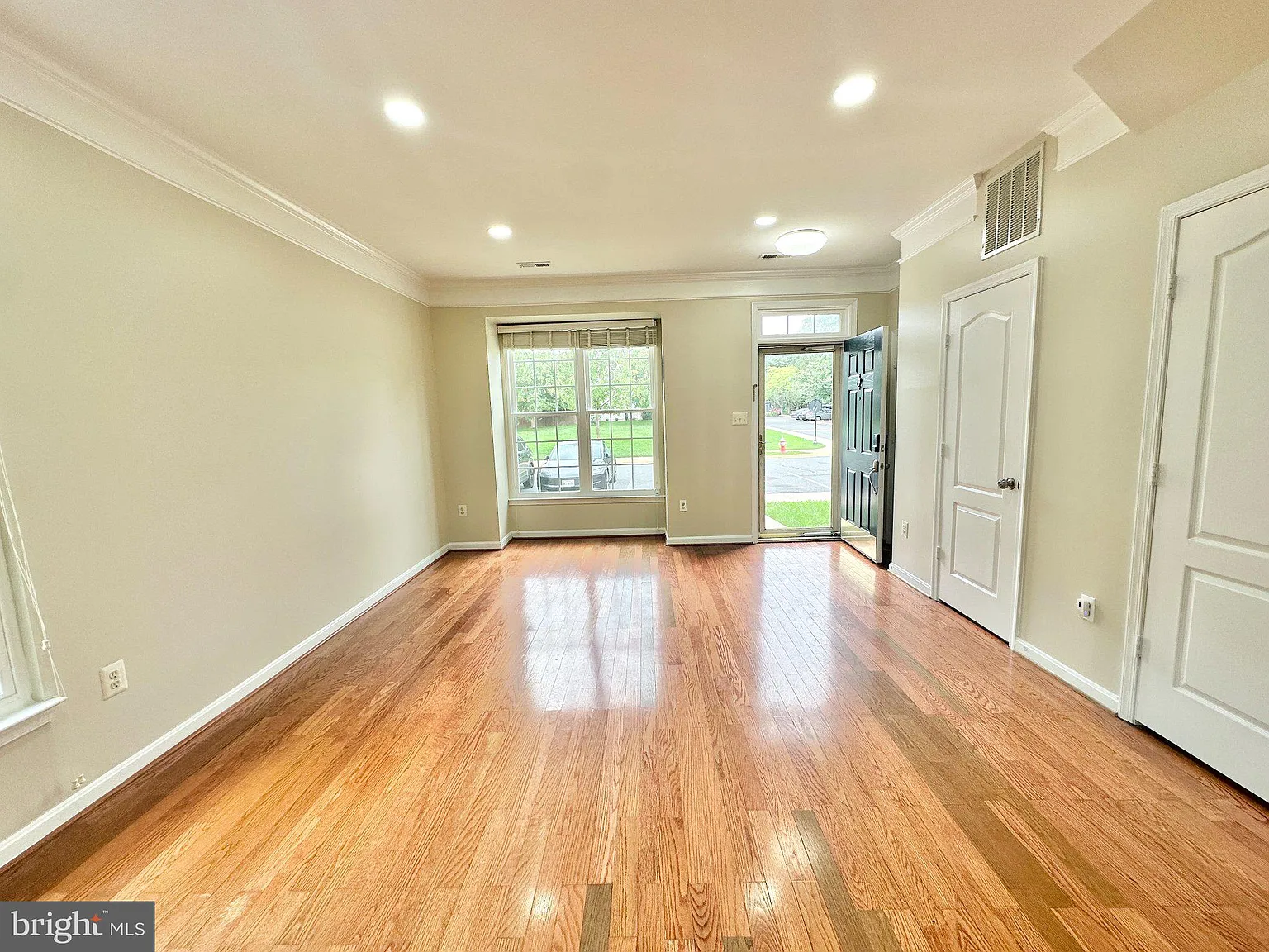 3 bed, 3.5 bath, 2196 sqft, $3,150 — Photo 2