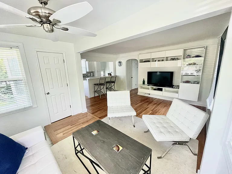 205 N Altadena Ave — Photo 3
