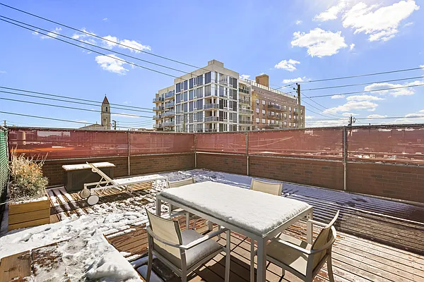 Sold by Thomas Lipovetsky, LREB | media 15