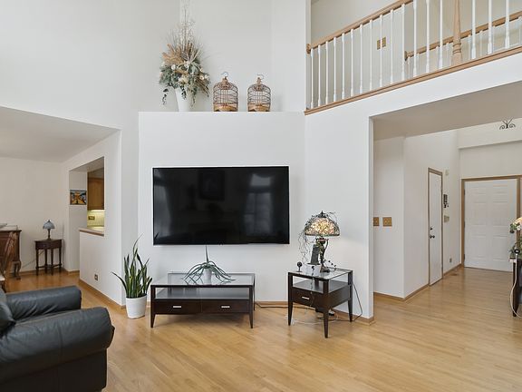 3rd image of 1054 Huntington Ct