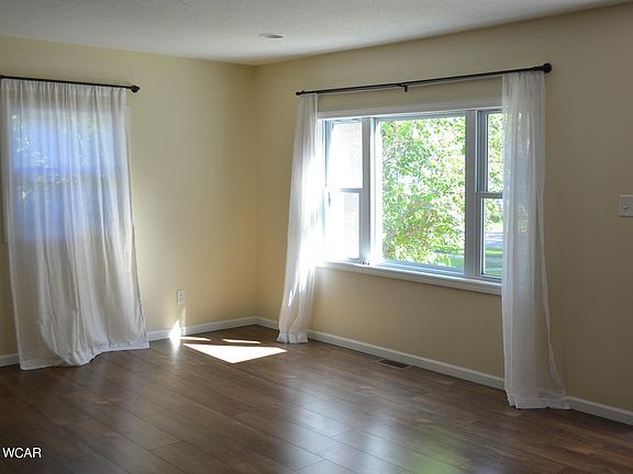3rd image of 550 W Ashton Ave