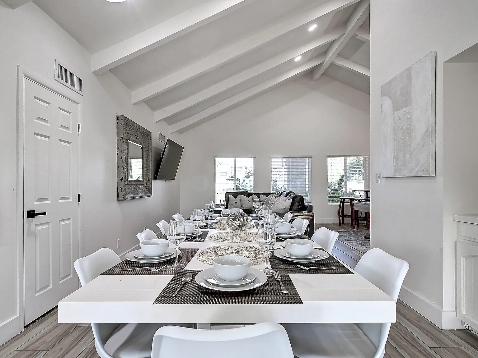 6 bed, 3.5 bath, 4400 sqft, $9,995 — Photo 4