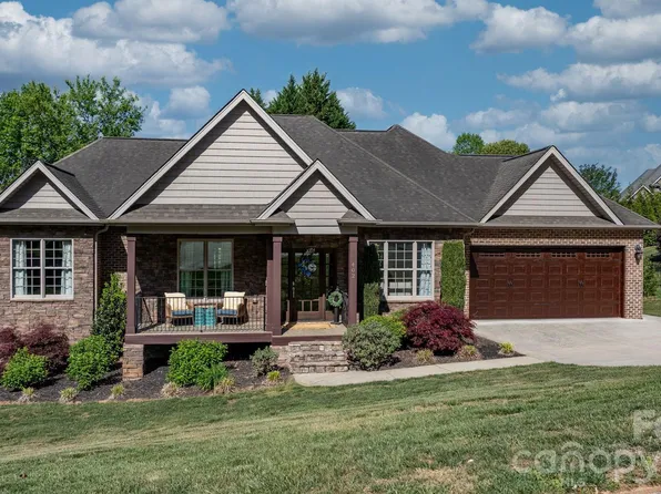 402 Golfview Ct, Lenoir, NC 28645