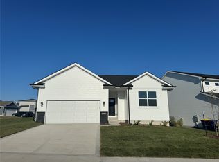 1135 Foxglove Rd, Pella, IA 50219