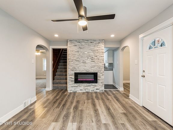 3rd image of 156 W Glen Ln