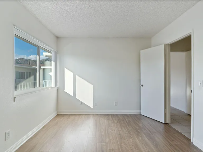 905 North 3rd Comfort, Community & Convenience in Vibrant Burbank — Photo 10