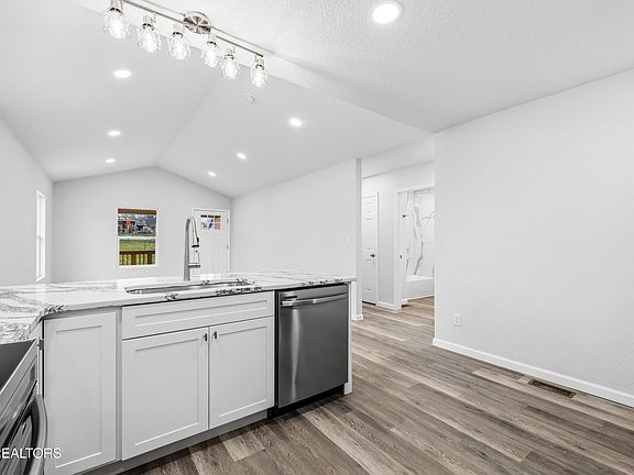 5th image of 3008 Johnston St