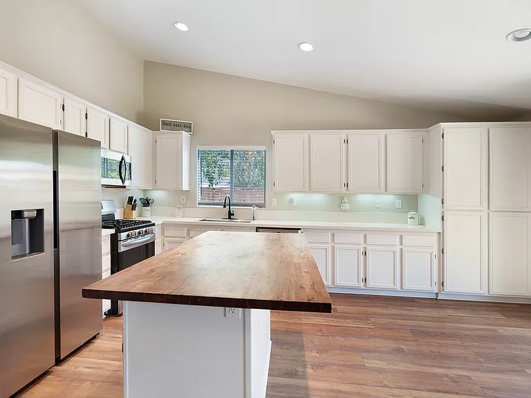 25349 Silverwood Ln — Photo 3