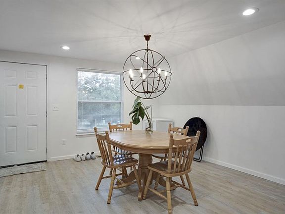 4th image of 1717 Airport Dr #3
