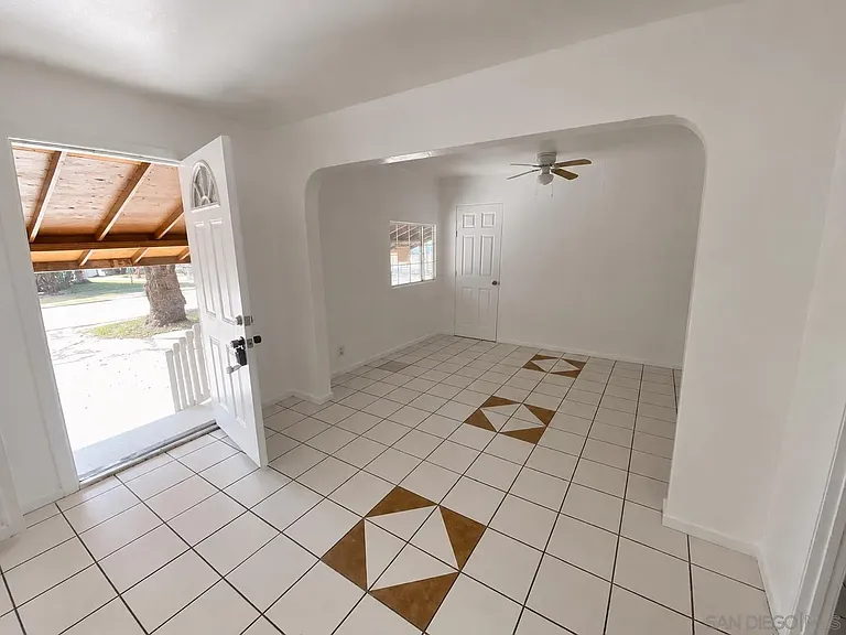 950 E Washington Ave — Photo 3