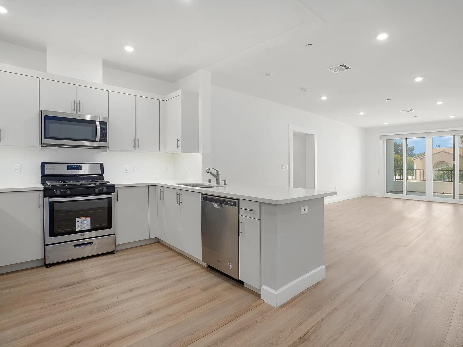 1832 S Barrington Ave — Photo 4