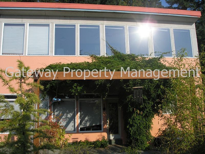 1st image of 571 SE Dawnview Dr