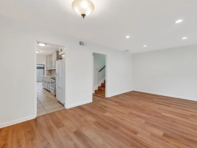 500 N Post Oak Ln — Photo 9