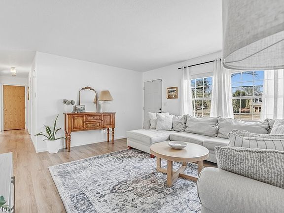 5th image of 151 Meadowridge Rd