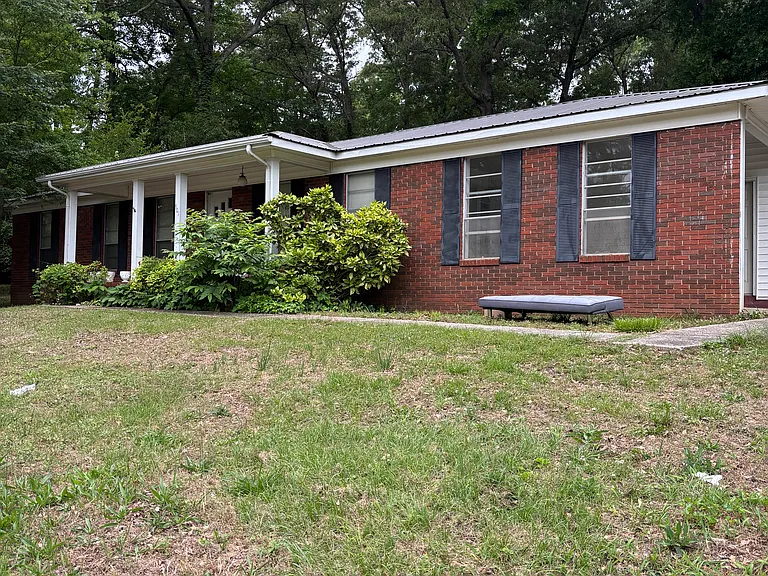 901 Carson Ln SW — Photo 1