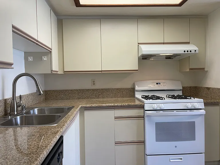 1522 S Baldwin Ave #12 — Photo 5