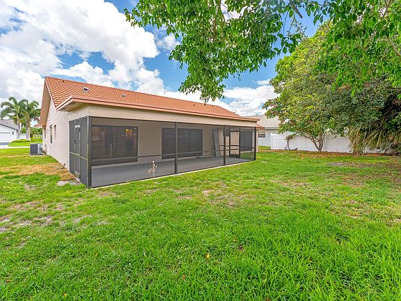 3rd image of 2600 SW 23rd Cranbrook Drive