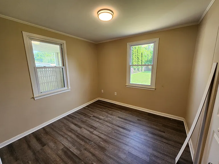 4085 Seneca Ave — Photo 10