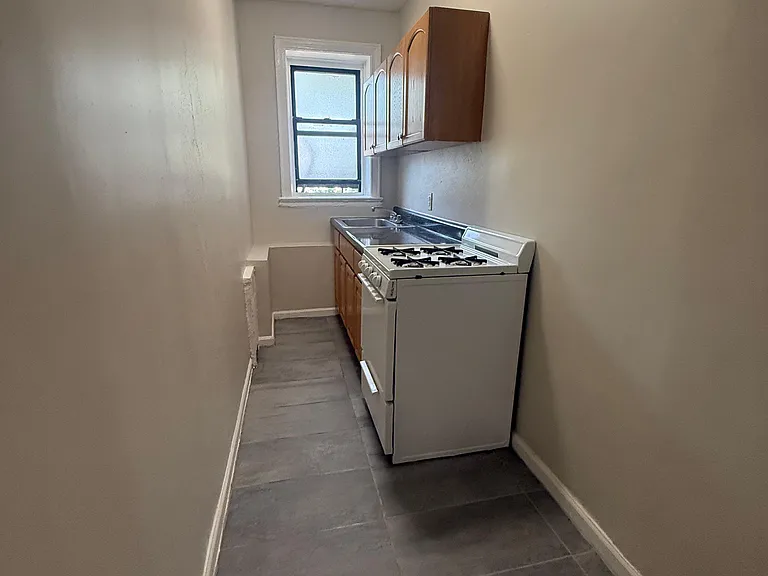 25-26 Van Velsor Pl #G1 — Photo 4