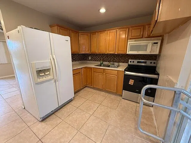 3 bed, 1.0 bath, 864 sqft, $2,300 — Photo 2