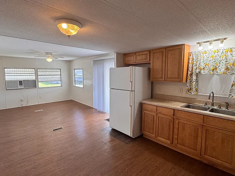 2522 Amberly Rd NE — Photo 9