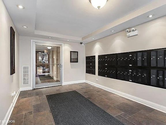 2nd image of 510 W Melrose St #511