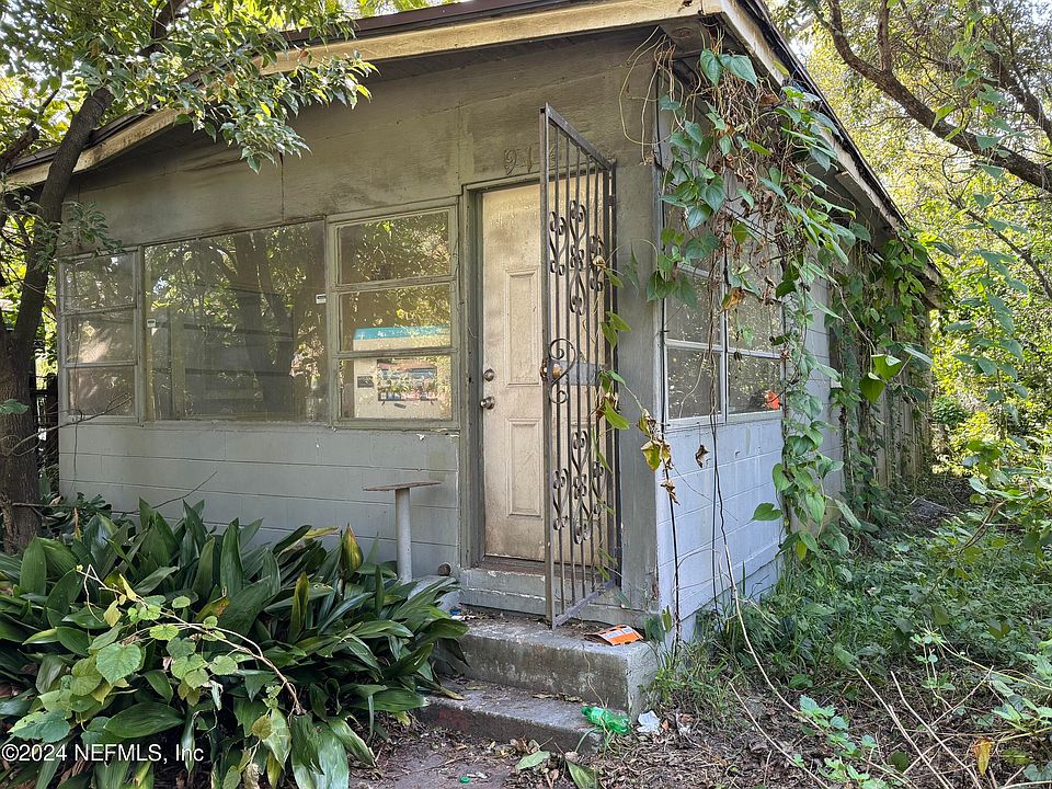 1st image of 916 W 30TH Street
