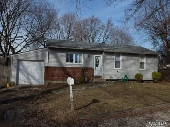 393 Evergreen Ave, Central Islip, NY 11722