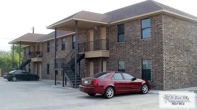 2 bed, 1.0 bath, 800 sqft, $875 — Photo 2