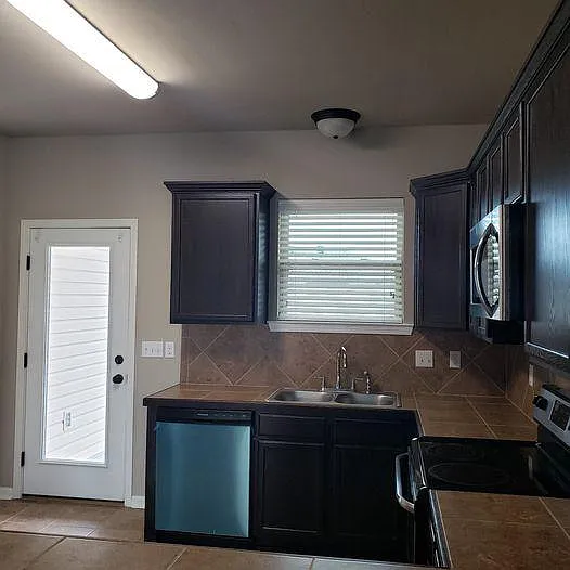 102 Sabine Dr — Photo 9