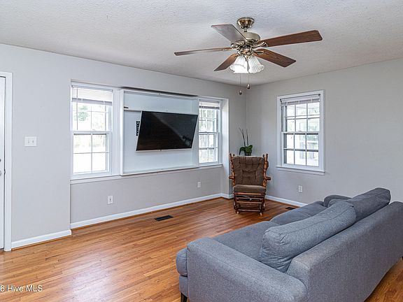 5th image of 404 Dove Place