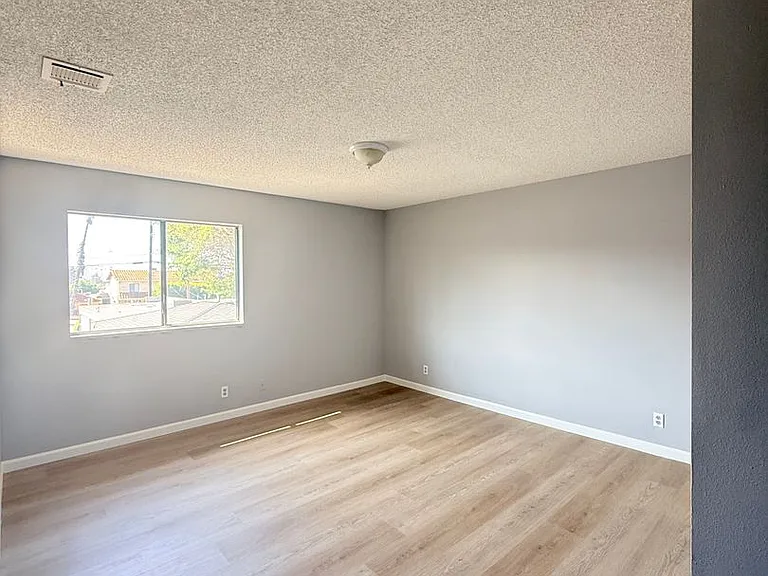 927 S Charlotte Ave — Photo 7