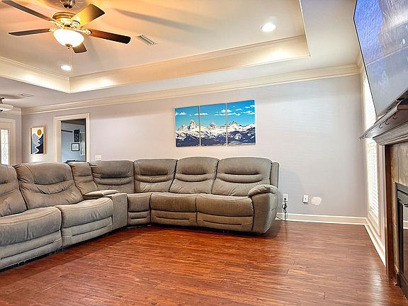 Living room facing bedrooms