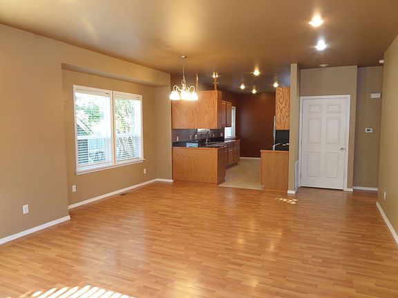 5th image of 625 8th St SE
