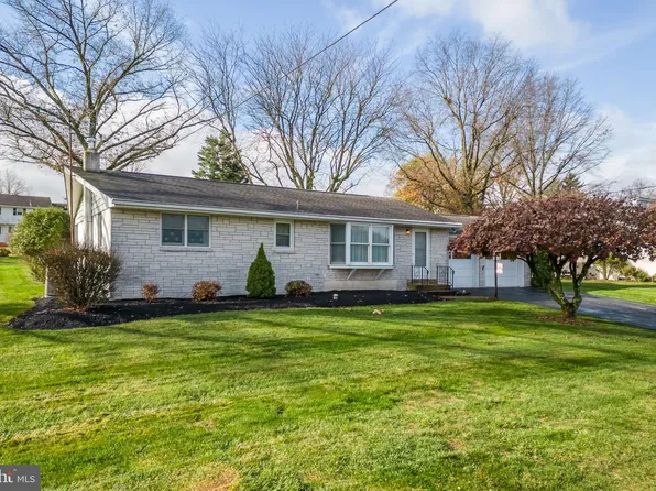 1707 Lakeshore Dr, Pennsburg, PA 18073