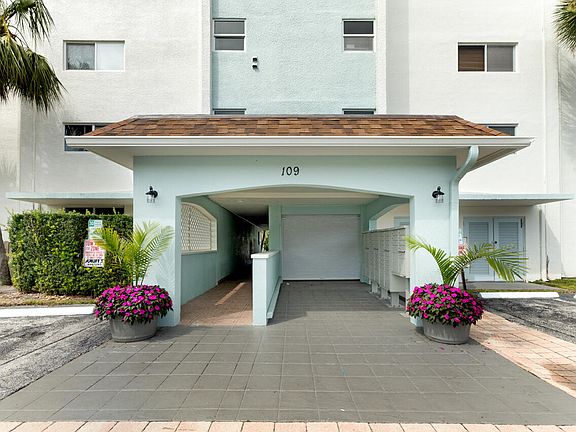3rd image of 109 Paradise Harbour Boulevard #204
