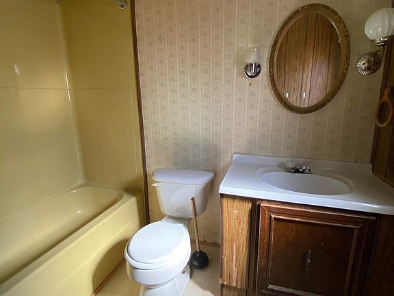 front bedroom 1 bathroom (full)