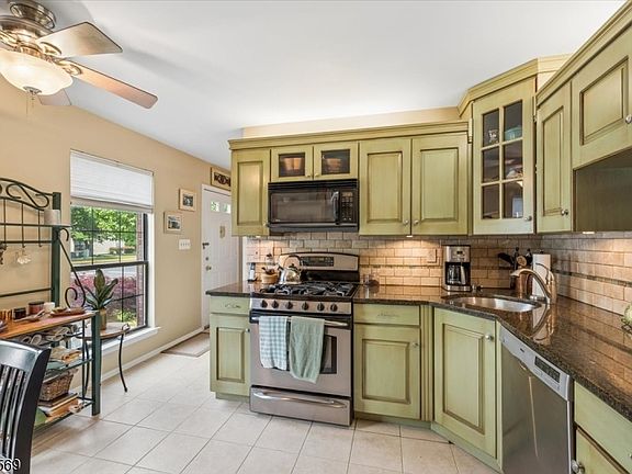 4th image of 276 Penns Way