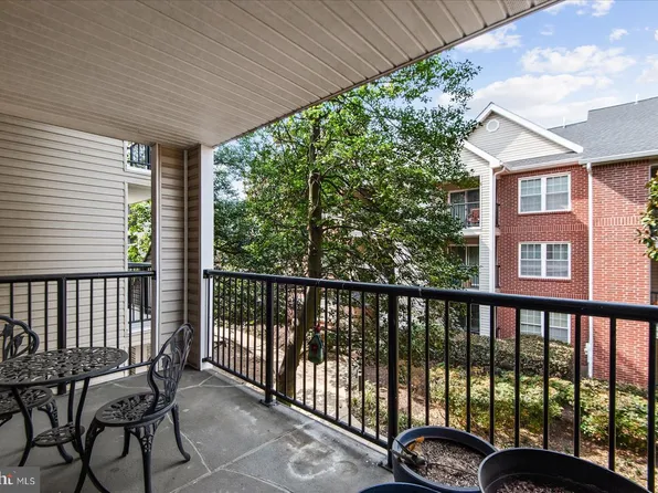 3308 Wyndham Cir APT 221, Alexandria, VA 22302
