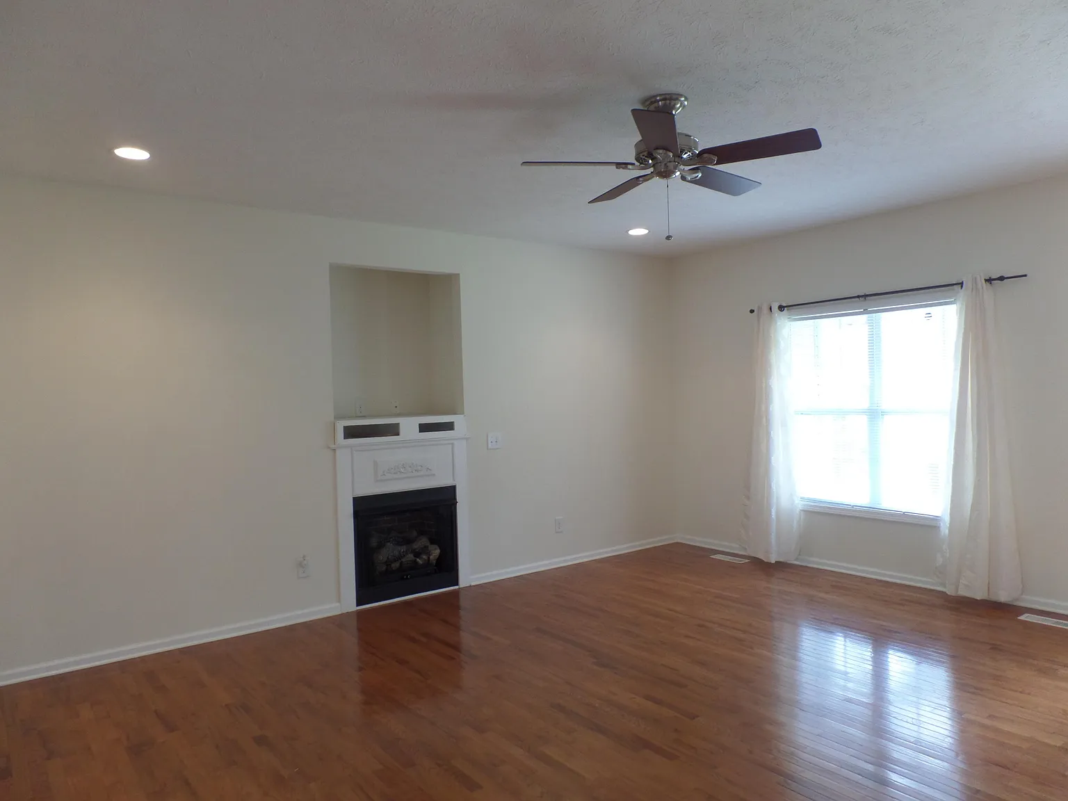 3 bed, 2.0 bath, 1600 sqft, $2,100 — Photo 3