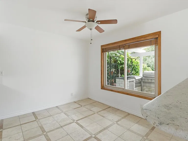 577 Houston Dr — Photo 8