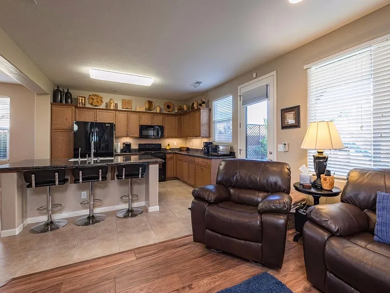 10586 N Whitney Ave — Photo 2
