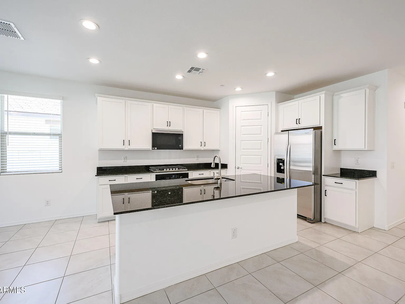 3 bed, 2.0 bath, 1821 sqft, $2,150 — Photo 2