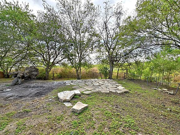 3rd image of 202 Quail Run