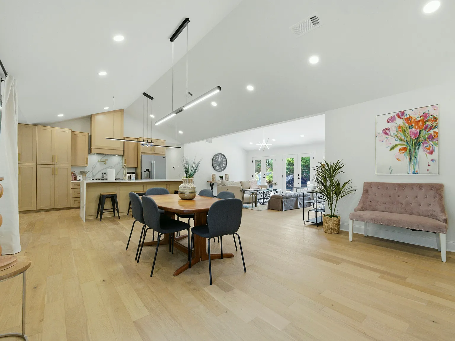 5 bed, 3547 sqft, $10,000 — Photo 3