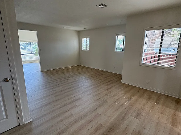 2800 W Victory Blvd — Photo 7