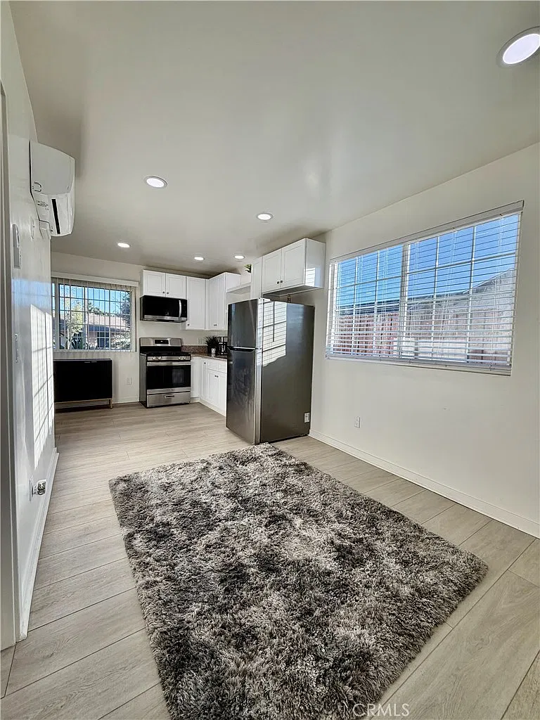 1 bed, 429 sqft, $2,100 — Photo 1