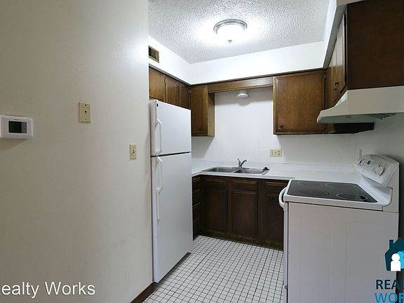 3rd image of 4011 Saint Paul Ave #4